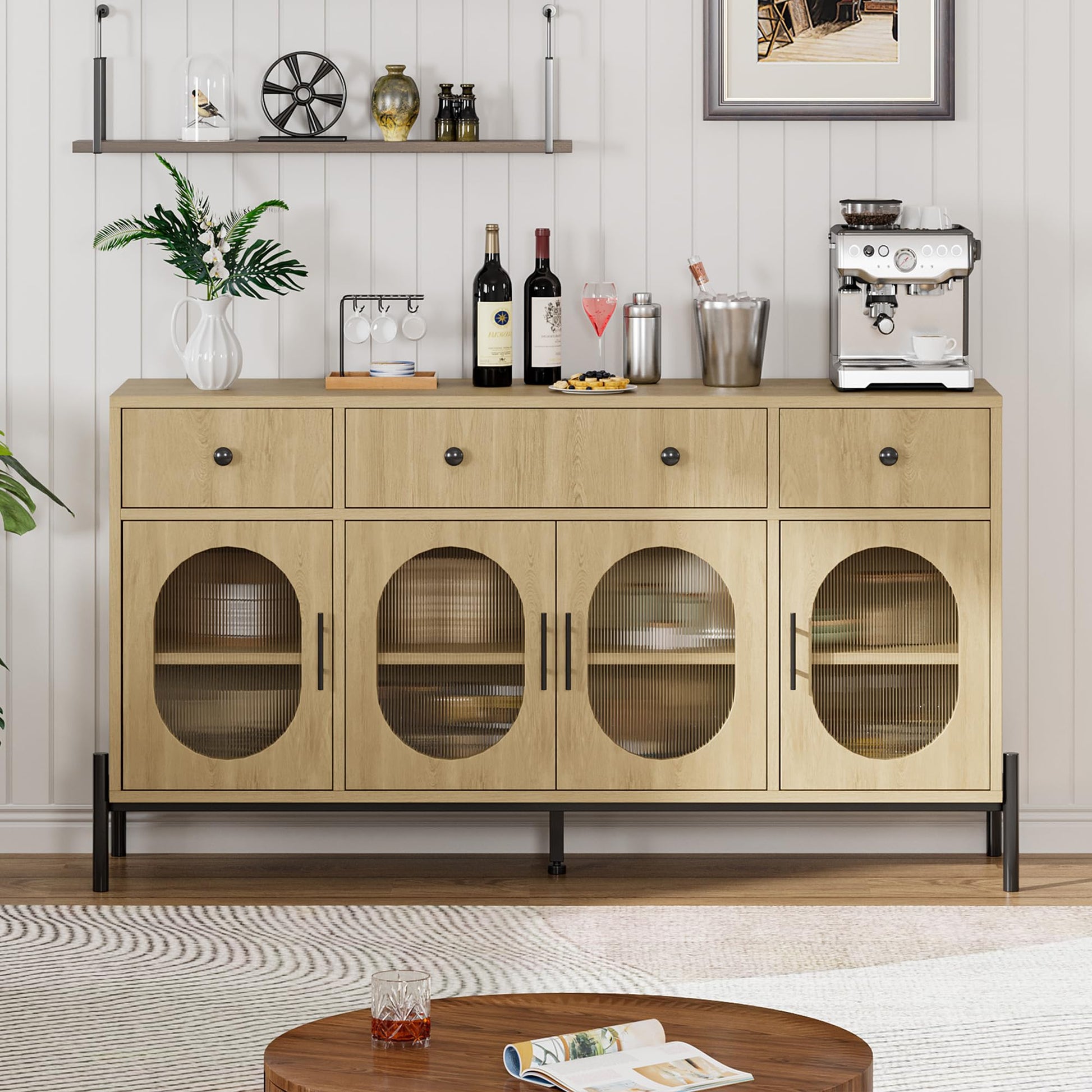 Credenza Garvee da 62 pollici con 3 cassetti e 4 ante in vetro per sala da pranzo e cucina, legno robusto, toni naturali, ripiani regolabili, dispositivo antiribaltamento