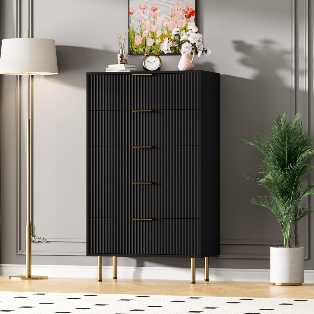 Cassettiera moderna Garvee a 5 cassetti con pannello scanalato per camera da letto e corridoio, 66.29 cm L x 32.51 cm W x 11.68 cm H, legno MDF, maniglie in metallo, robusta