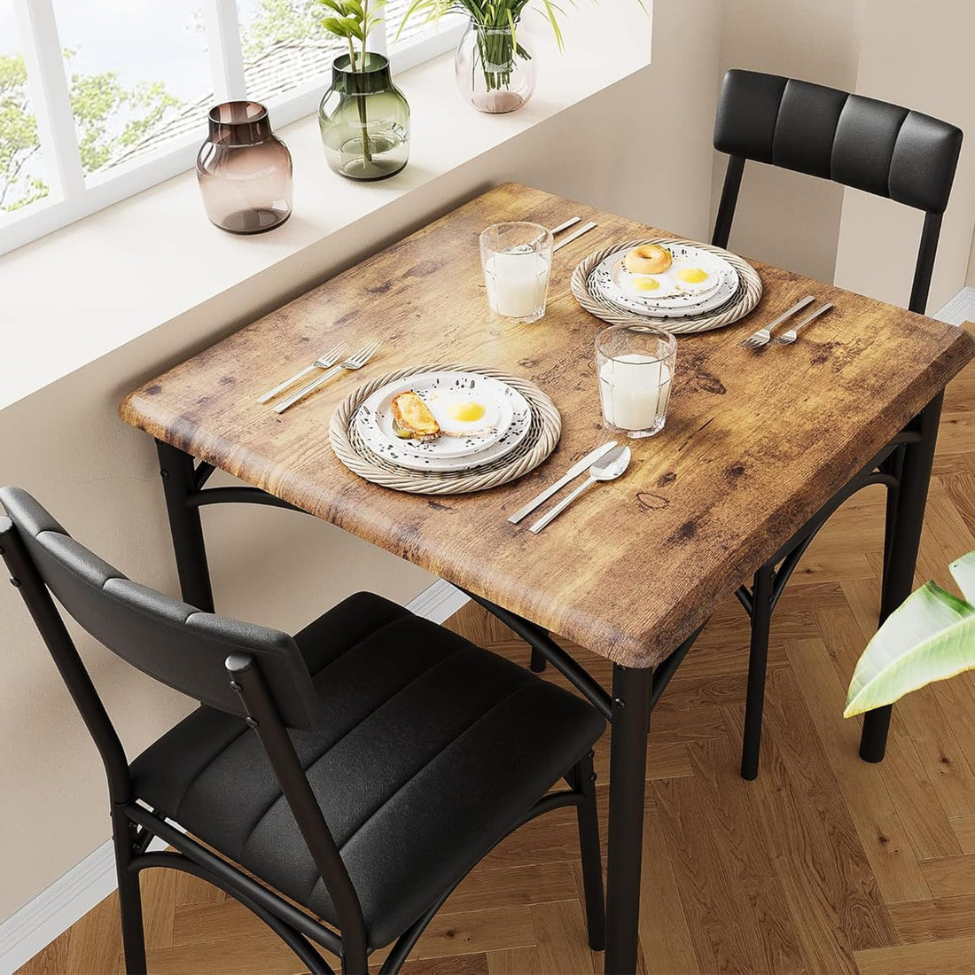 Set da pranzo Garvee per 2 persone, tavolo da cucina quadrato marrone rustico con sedie imbottite, robusto MDF e acciaio, salvaspazio