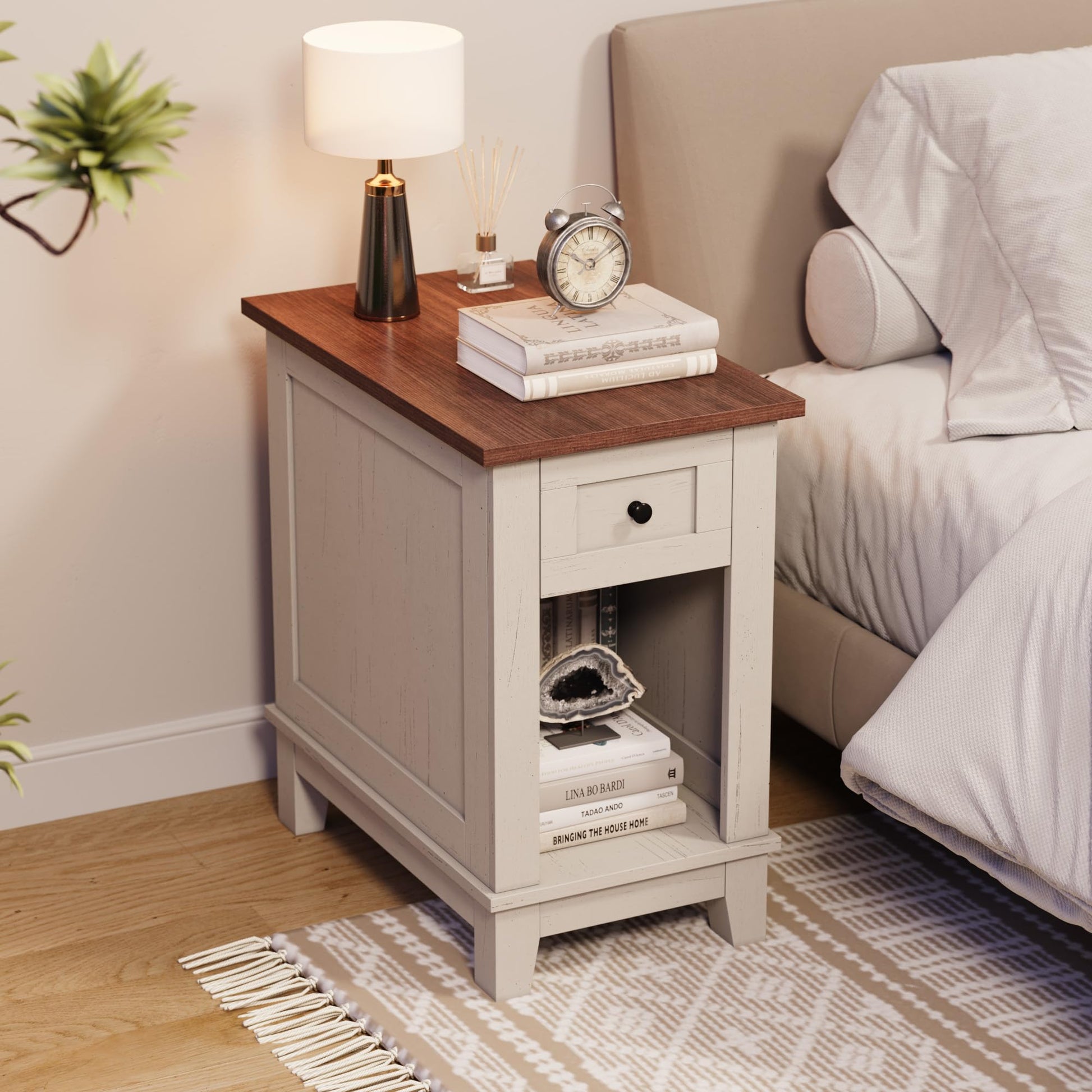 Tavolino laterale stretto Garvee con stazione di ricarica, 2 porte USB e 2 porte CA, in legno MDF per soggiorno e camera da letto, robusto, spazio di archiviazione, colori del legno