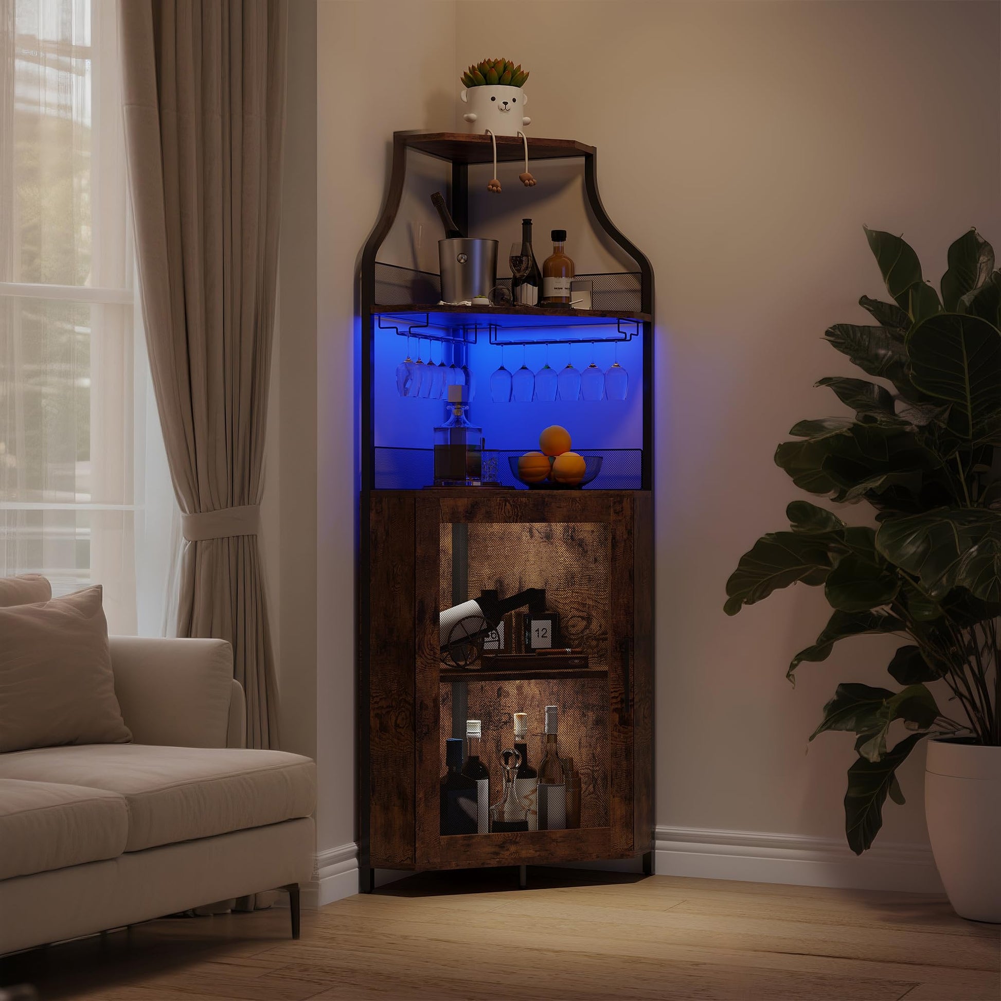Mobile bar angolare Garvee per liquori con ripiani regolabili, 61 pollici, stile industriale, MDF e metallo, porta a rete, porta bicchieri, indipendente, cucina e soggiorno
