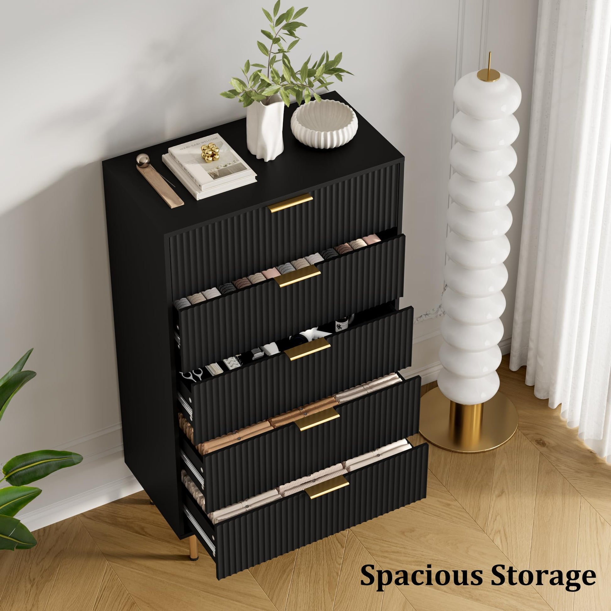 Cassettiera moderna Garvee a 5 cassetti con pannello scanalato per camera da letto e corridoio, 66.29 cm L x 32.51 cm W x 11.68 cm H, legno MDF, maniglie in metallo, robusta