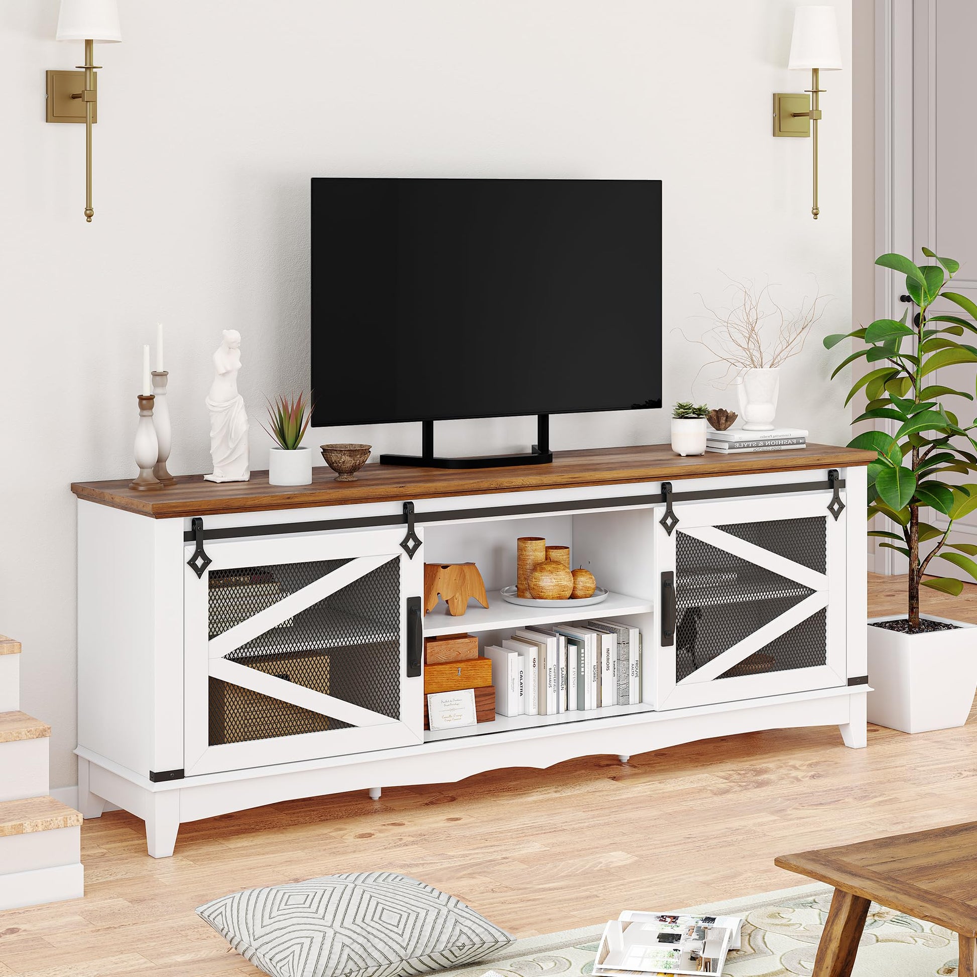 Mobile porta TV Garvee da 65" in stile rustico, bianco, con ante scorrevoli, ripiani regolabili per soggiorno, in MDF laminato