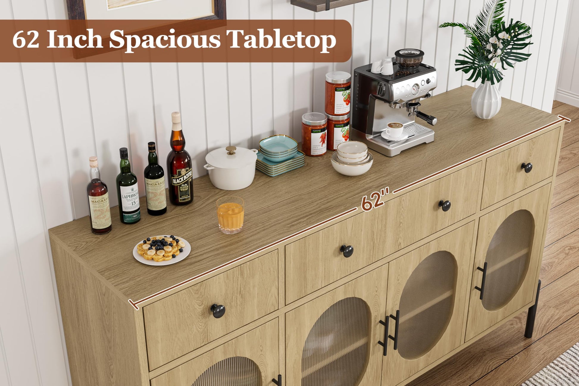 Credenza Garvee da 62 pollici con 3 cassetti e 4 ante in vetro per sala da pranzo e cucina, legno robusto, toni naturali, ripiani regolabili, dispositivo antiribaltamento