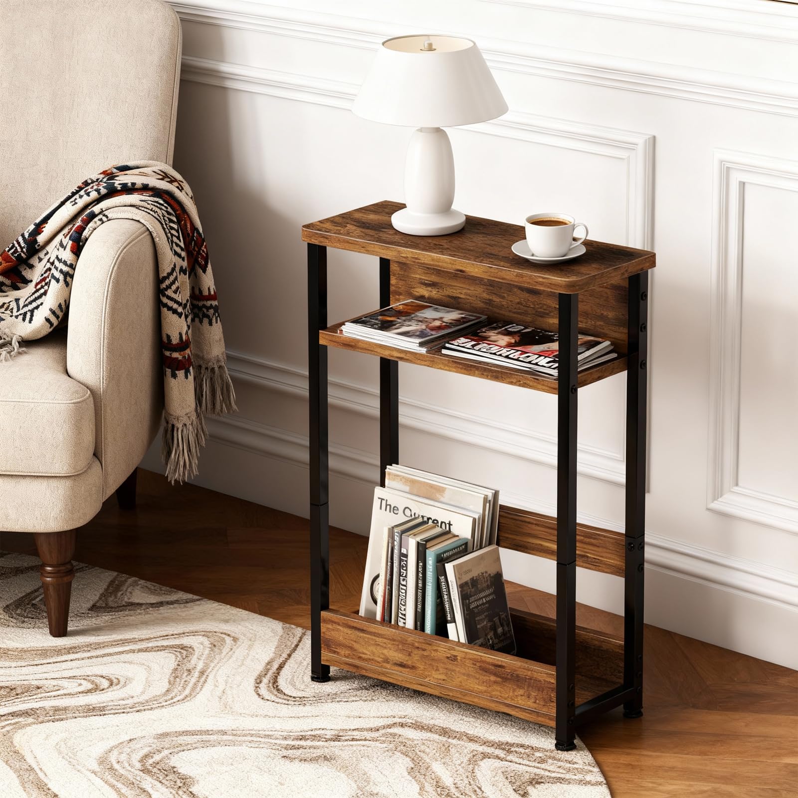 Tavolino laterale stretto Garvee, 3 ripiani con portariviste, in legno MDF, robusto e salvaspazio, marrone, per soggiorno e camera da letto, 18,11x7,87x25,2 pollici