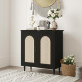 Buffet Garvee in Rattan con 2 Ante, Mensole Regolabili, MDF Resistente, Porta USB e Prese, Stile Boho per Cucina e Soggiorno, 120.5 cm, Naturale - Black