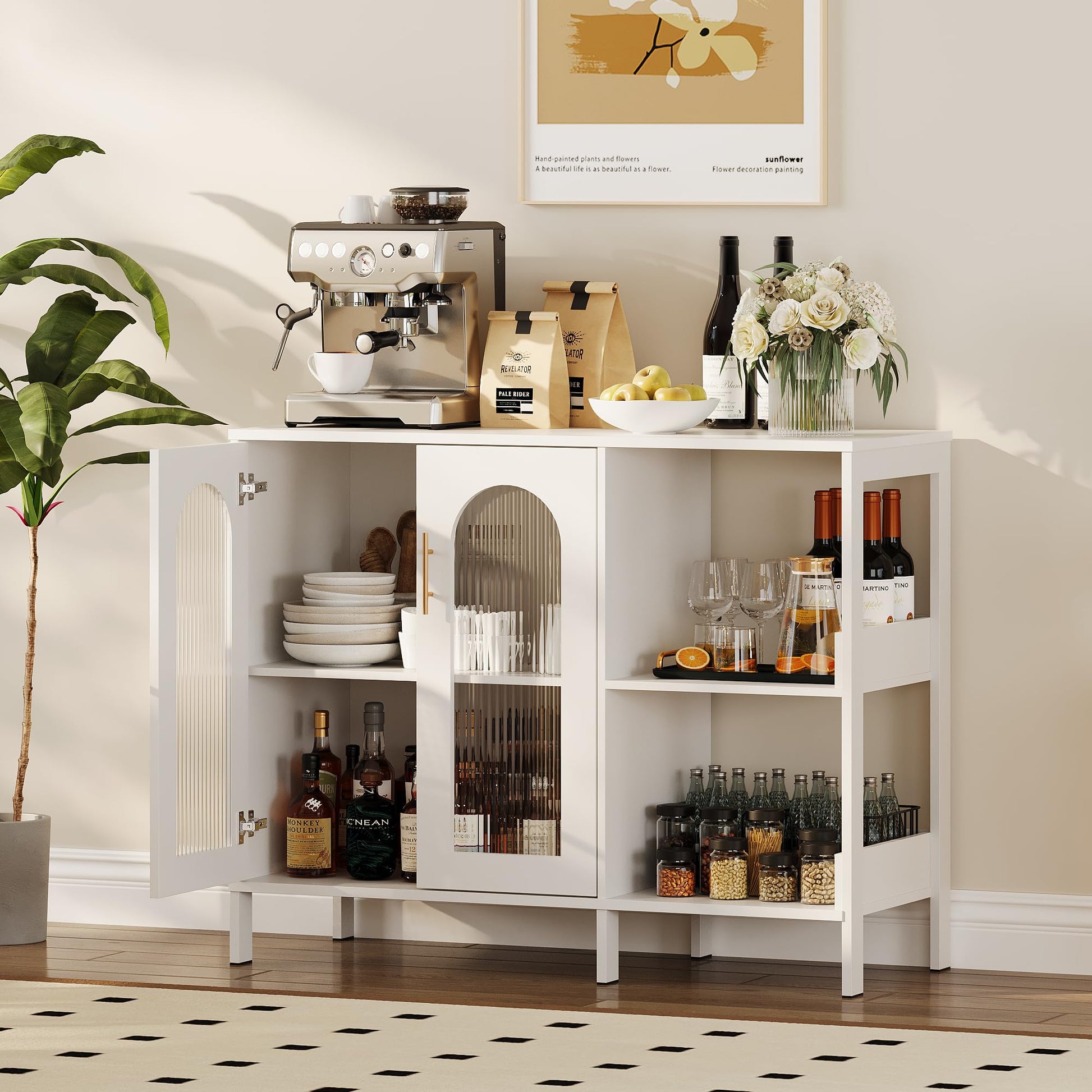 Credenza Garvee Buffet con ante in vetro, ripiani regolabili, MDF 3C, vetro, maniglie in metallo, bianco moderno, per soggiorno e sala da pranzo