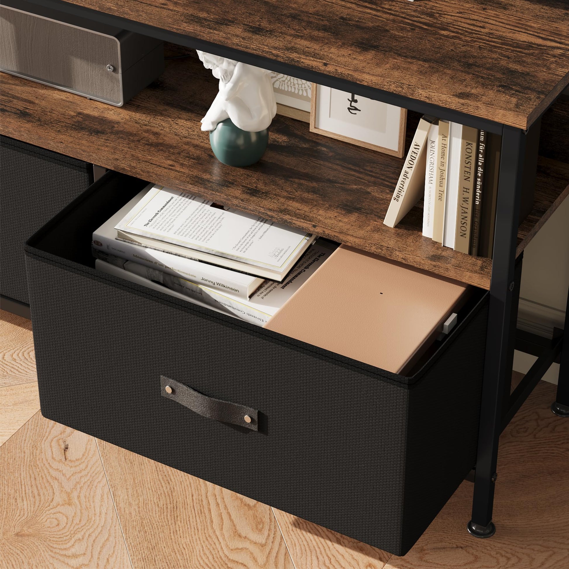 Mobile porta TV Garvee da 55 pollici con 3 cassetti, legno MDF, robusta struttura in metallo per soggiorno e camera da letto, piedini regolabili, compatto, marrone