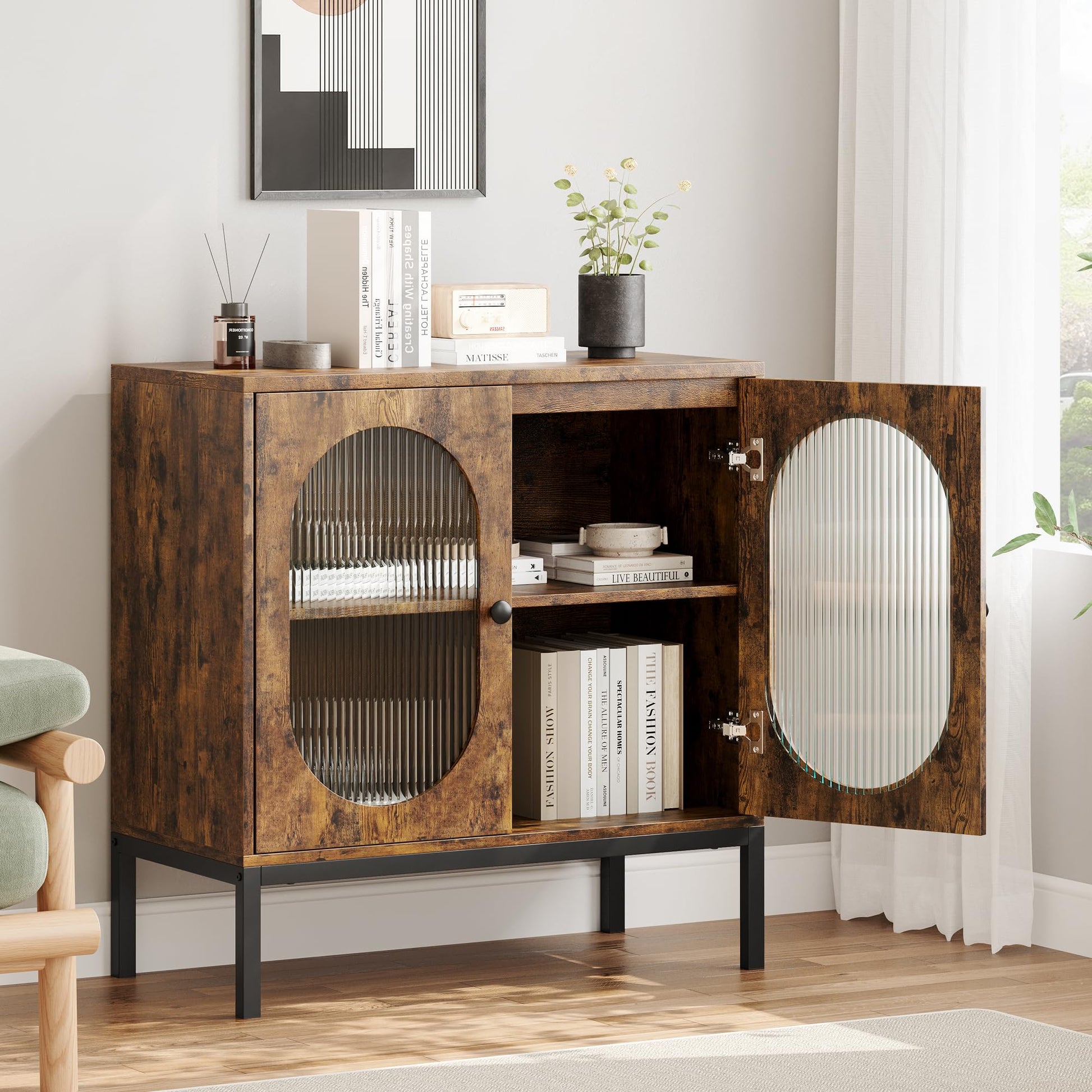 Credenza Garvee da 31'' con frontale in vetro e ripiano regolabile per soggiorno e cucina, marrone rustico