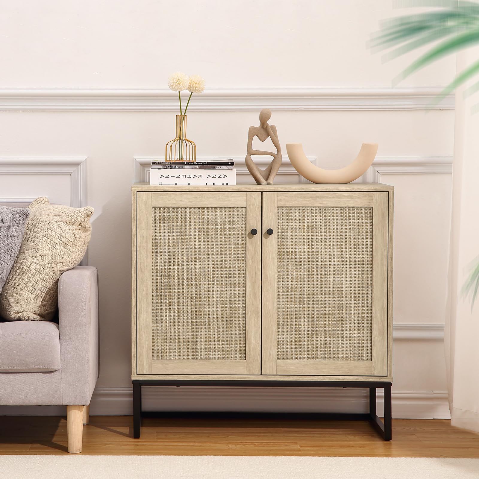 Credenza Garvee, mobiletto portaoggetti in rattan con ripiani regolabili e gambe in metallo per soggiorno e cucina, 31,5"x15"x30,7" marrone chiaro