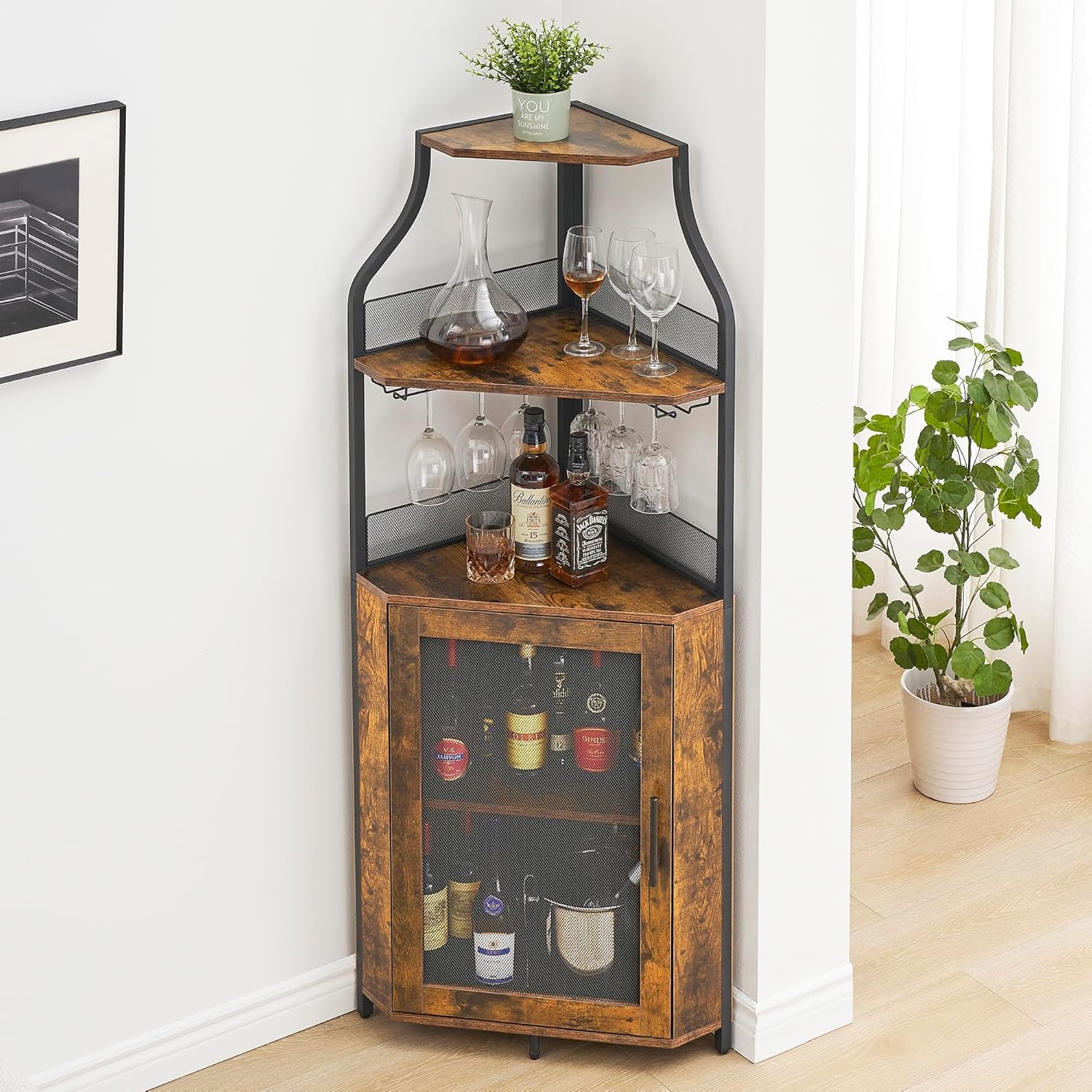 Mobile bar angolare Garvee per liquori con ripiani regolabili, 61 pollici, struttura in metallo, porta in rete, MDF, piedini antiscivolo, antiribaltamento, cucina e soggiorno