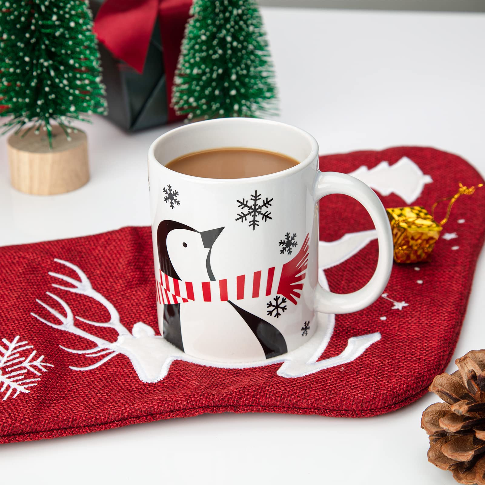 Set di 2 tazze natalizie Garvee, pupazzo di neve e pinguino, 340 ml, in ceramica, adatte al microonde e alla lavastoviglie, confezione regalo, scena festiva