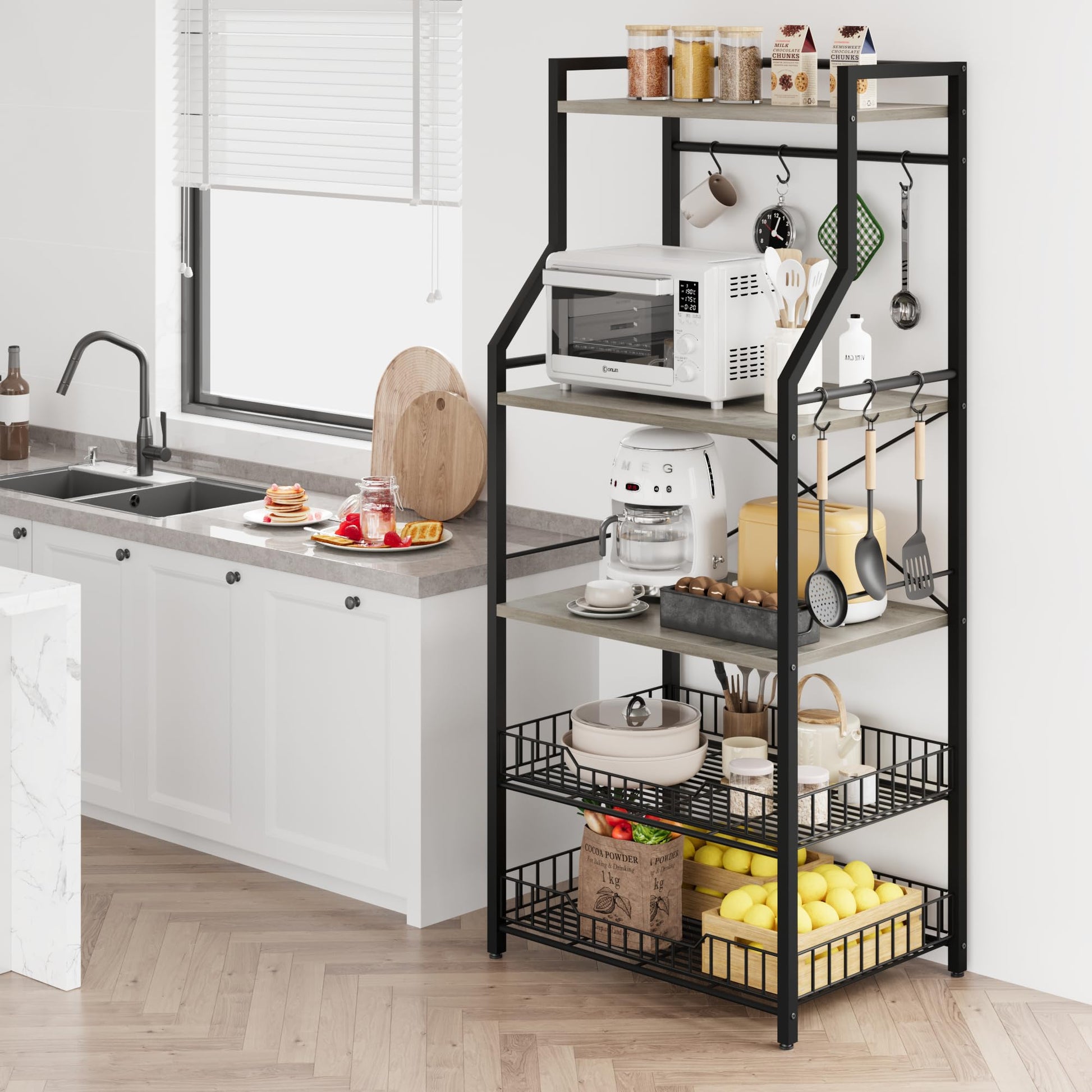 Scaffale da cucina Garvee con 5 ripiani, 2 cestelli in filo metallico, supporto da bar industriale per caffè, MDF e acciaio, 8 ganci, grigio rustico, multifunzionale per cucina