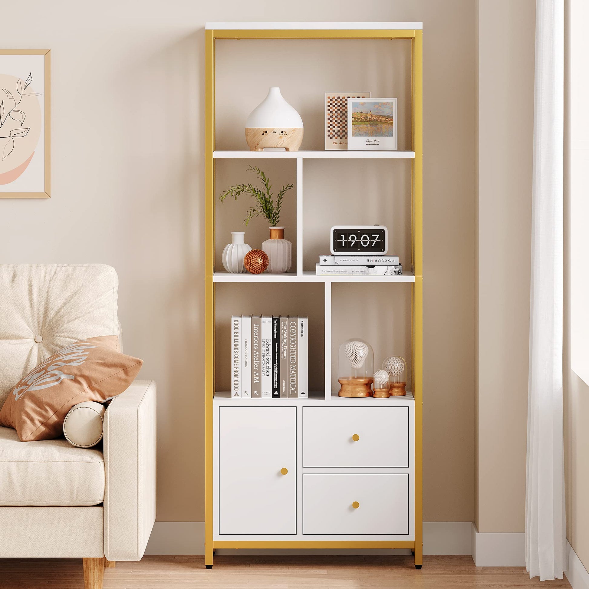 Libreria Garvee a 4 ripiani con 3 cassetti, oro e bianco, struttura in metallo per soggiorno e ufficio, design moderno, piedini regolabili