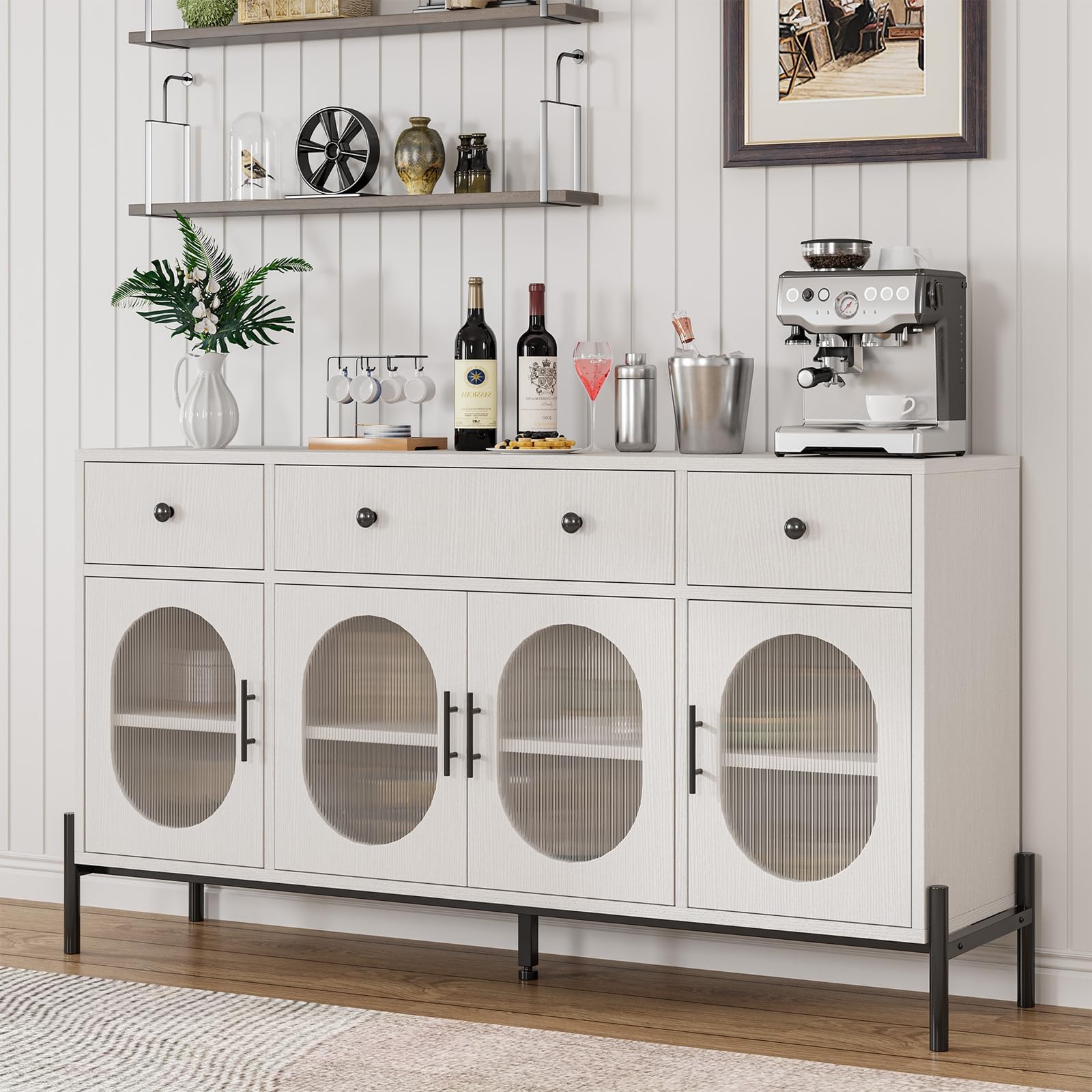 Mobile buffet Garvee da 62'' con spazio di archiviazione, 3 cassetti, 4 ante in vetro scanalato per cucina e sala da pranzo, legno e metallo, robusto, versatile