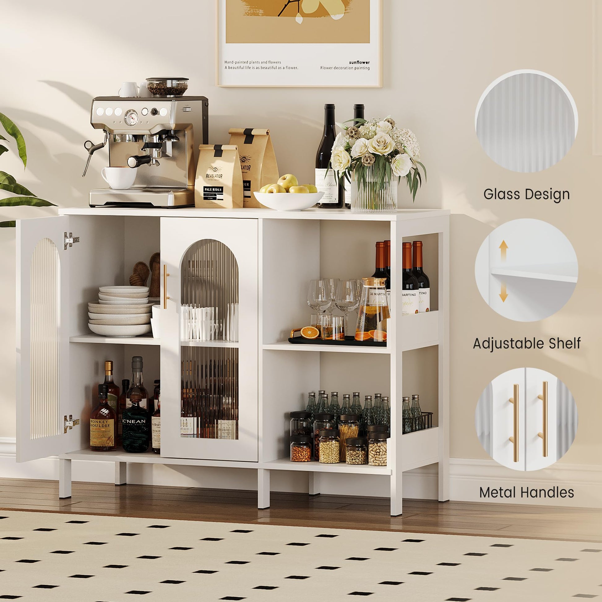 Credenza Garvee Buffet con ante in vetro, ripiani regolabili, MDF 3C, vetro, maniglie in metallo, bianco moderno, per soggiorno e sala da pranzo