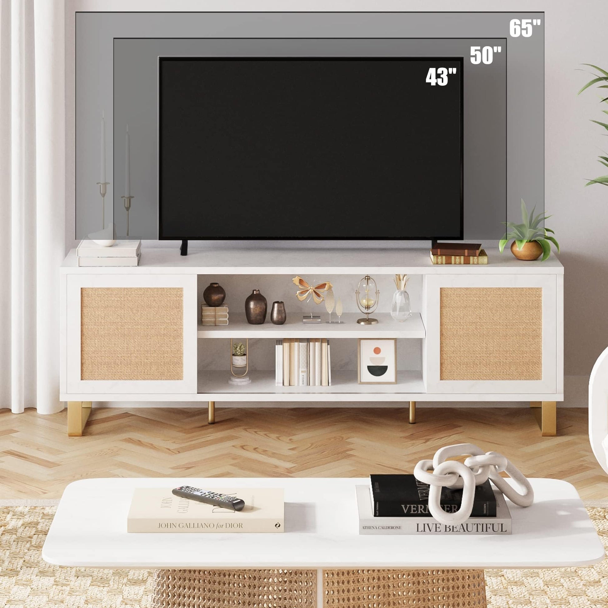 Mobile porta TV Garvee in rattan da 66 pollici, bianco, moderno, con spazio di archiviazione, ante in rattan, gambe dorate per soggiorno e camera da letto