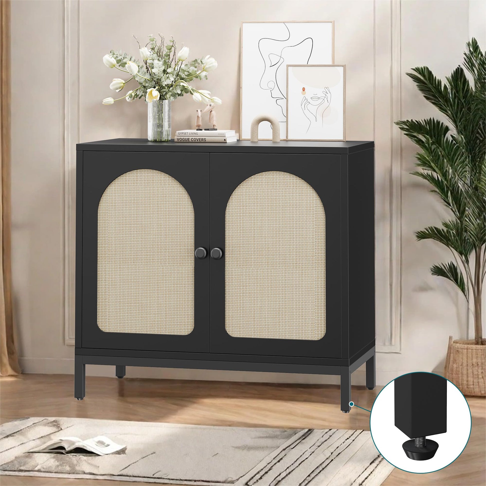 Credenza in rattan Garvee con ante in rattan, ripiani regolabili, truciolato, piedini in metallo per sala da pranzo e corridoio, colori naturali