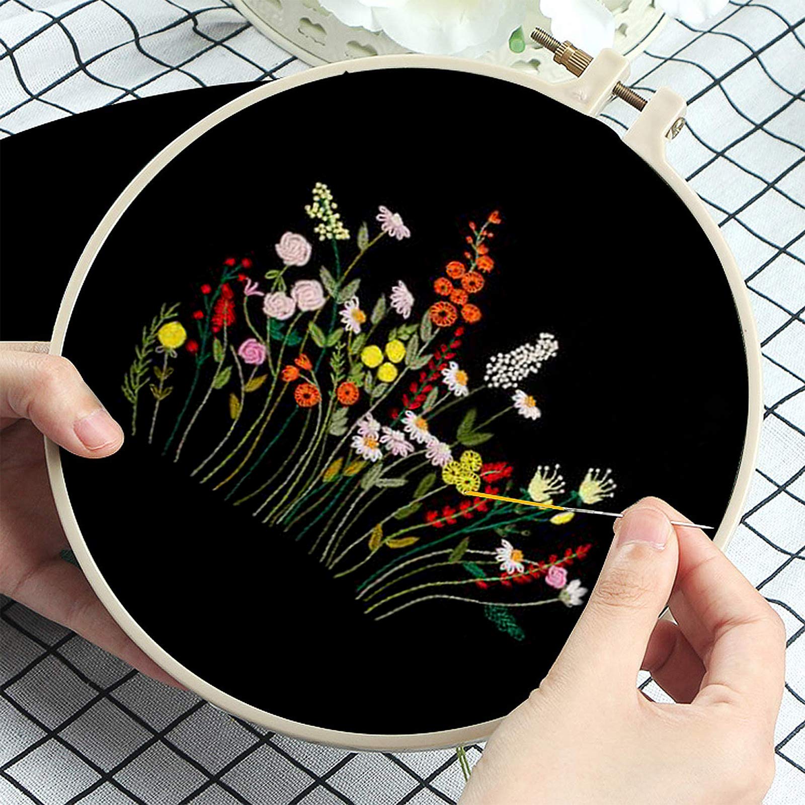 Kit per ricamo a punto croce fai da te per borse in tela Garvee per principianti con schema e istruzioni, borsa in tela con ricamo a punto croce fatto a mano, con telaio da ricamo, fili e strumenti, nero