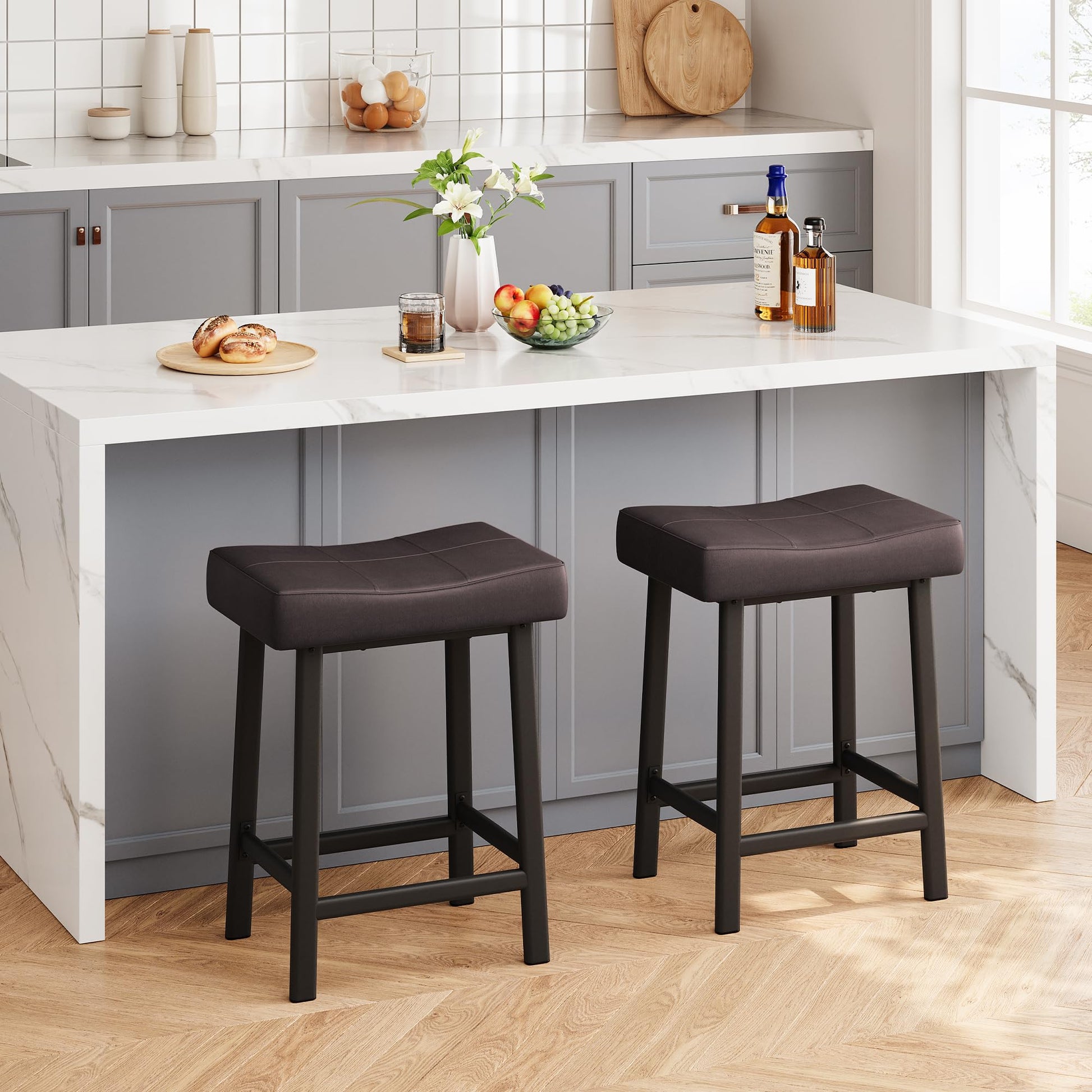 Set di 2 sgabelli da bar Garvee, 24 pollici, rivestimento in pelle PU marrone, struttura ergonomica in metallo, isola da cucina, sala da pranzo moderna