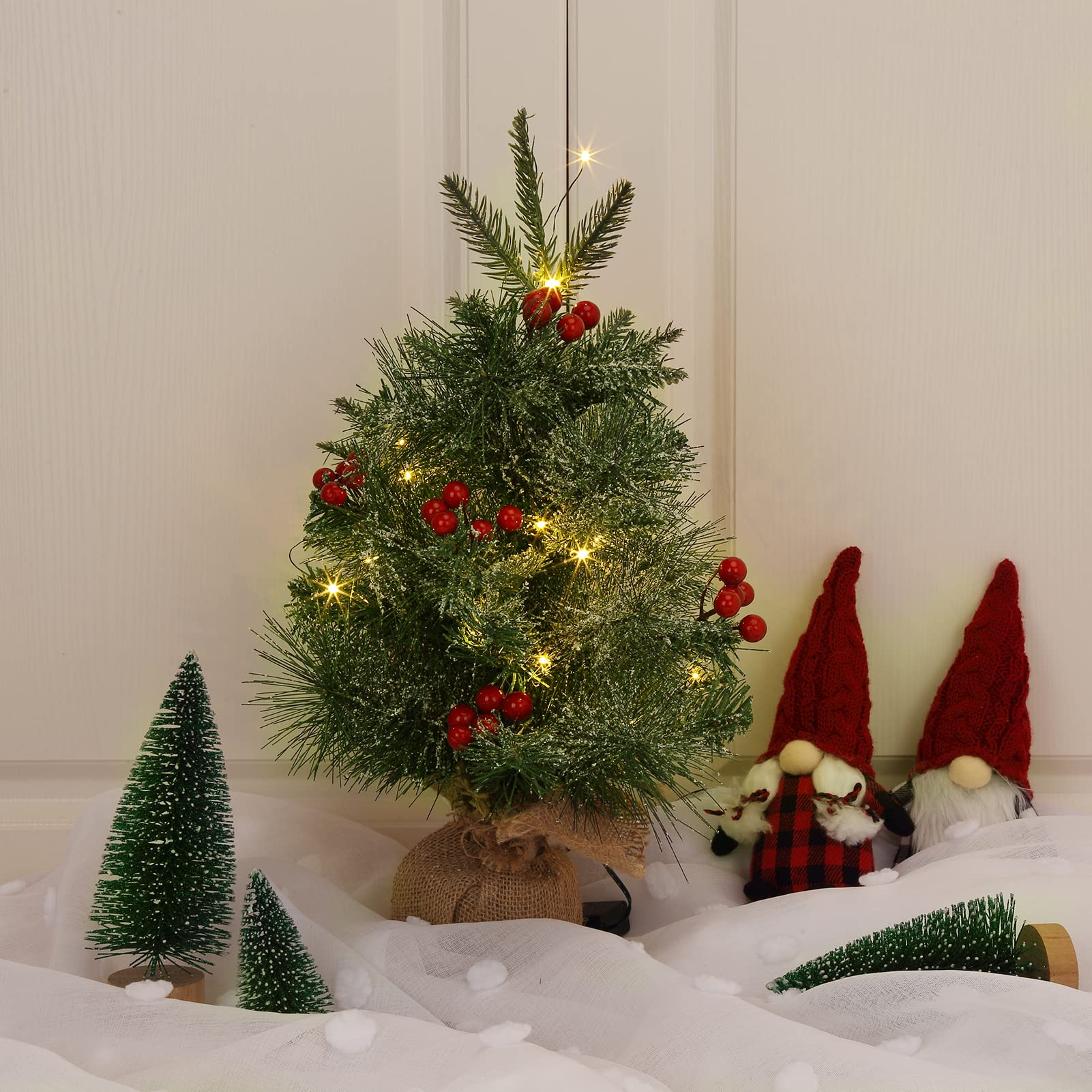 GARVEE Mini albero di Natale da tavolo da 18 pollici con 20 luci LED, bacche rosse, base in iuta per casa e ufficio, artificiale, durevole, a batteria
