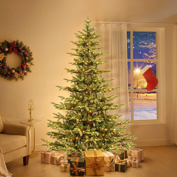 Albero di Natale artificiale Garvee da 137 cm in PE/PVC con illuminazione LED automatica per piccoli spazi abitativi e accogliente decorazione natalizia