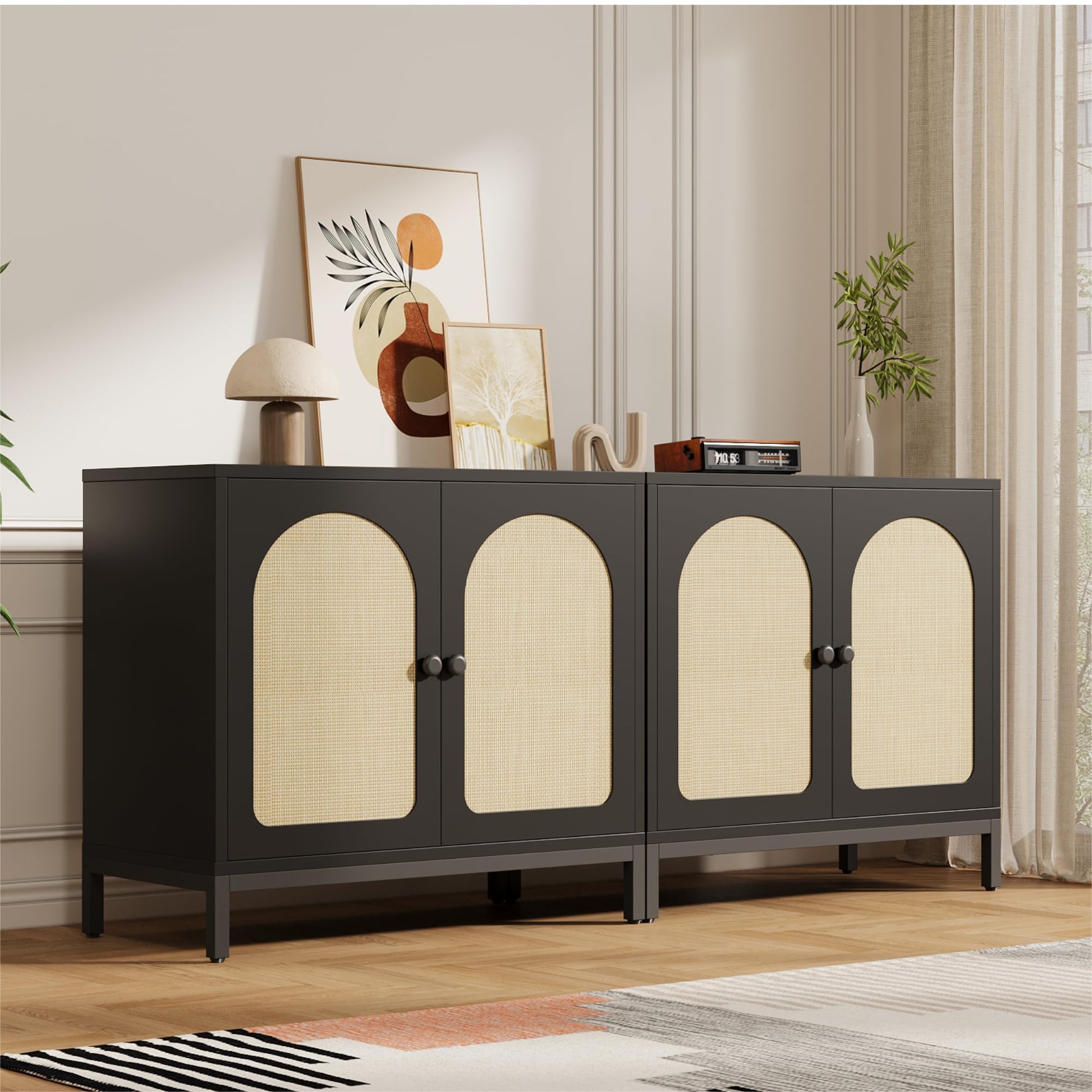 Credenza in rattan Garvee con ante in rattan, ripiani regolabili, truciolato, piedini in metallo per sala da pranzo e corridoio, colori naturali