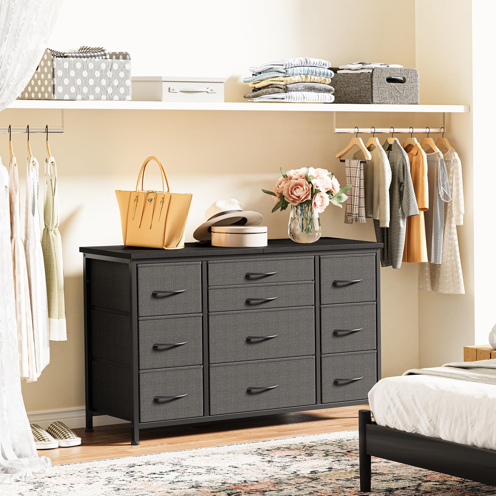 Cassettiera GARVEE con cassetti, credenza con 10 cassetti in tessuto e 3 prese di corrente, cassettiera per soggiorno, credenza per ingresso, mobile contenitore con rivestimento in tessuto, robusta struttura in metallo, piano in legno