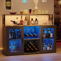 Mobile bar per vino Garvee con portabottiglie, luce LED RGB, stazione di ricarica, ripiani regolabili, legno, in piedi per cucina e soggiorno