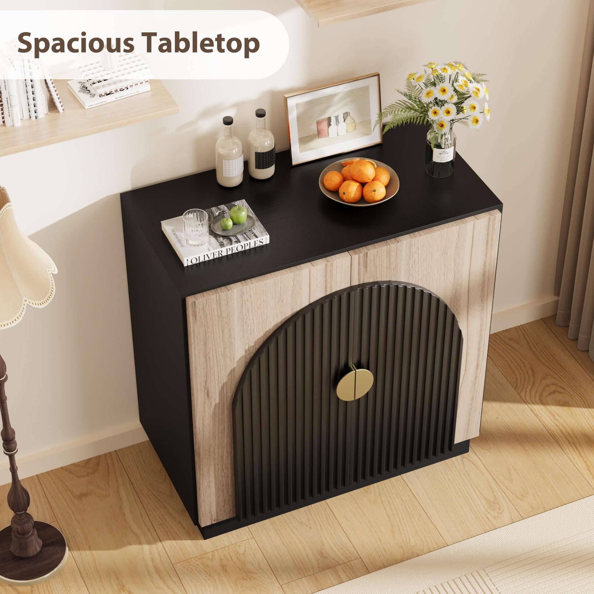 Mobile buffet Garvee Mid-Century Modern con design scanalato, ante ad arco, ripiani regolabili, nero-marrone per sala da pranzo e soggiorno, modulare, PB+MDF