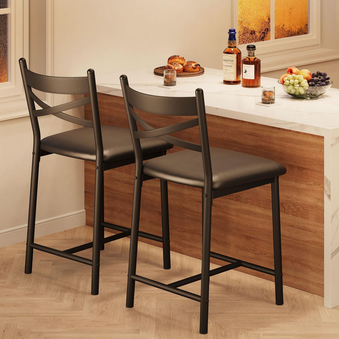 Set di 2 sgabelli da bar Garvee, struttura in metallo, seduta in PU, design a X, schienale, poggiapiedi, 26" nero, isola cucina, sala da pranzo