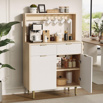 Credenza a buffet scanalata Garvee con ripiani regolabili, 2 cassetti, legno, gambe in metallo, soggiorno e cucina moderni, protezione antiribaltamento, elegante motivo a onde