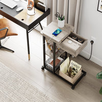 Tavolino laterale Garvee a forma di C con stazione di ricarica, porte e prese USB, 3 ripiani, melamina, grigio per soggiorno e camera da letto