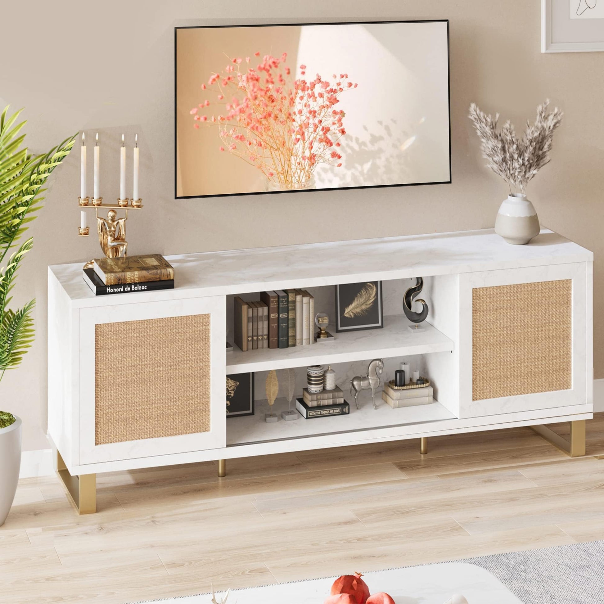 Mobile porta TV Garvee in rattan da 66 pollici, bianco, moderno, con spazio di archiviazione, ante in rattan, gambe dorate per soggiorno e camera da letto