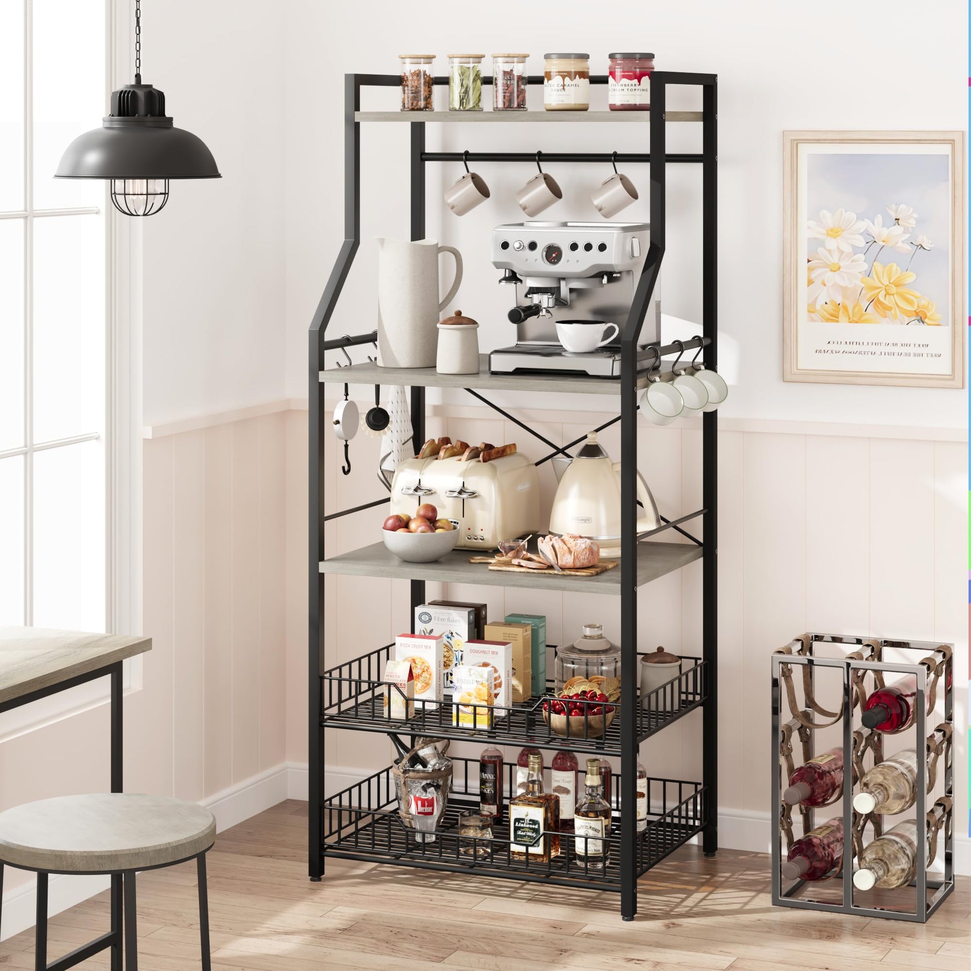 Scaffale da cucina Garvee con 5 ripiani, 2 cestelli in filo metallico, supporto da bar industriale per caffè, MDF e acciaio, 8 ganci, grigio rustico, multifunzionale per cucina