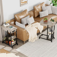 Tavolino laterale Garvee a forma di C con stazione di ricarica, porte e prese USB, 3 ripiani, melamina, grigio per soggiorno e camera da letto