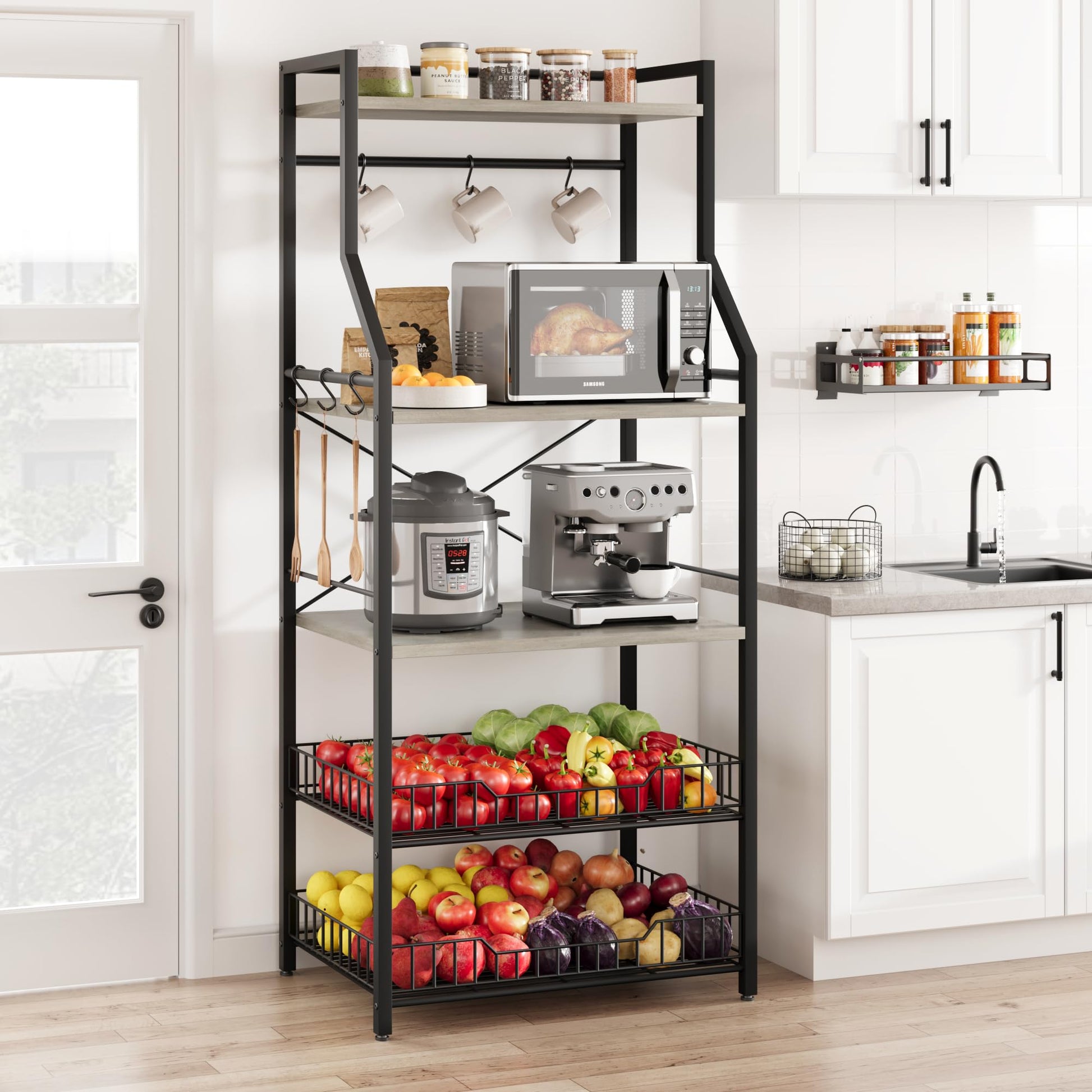 Scaffale da cucina Garvee con 5 ripiani, 2 cestelli in filo metallico, supporto da bar industriale per caffè, MDF e acciaio, 8 ganci, grigio rustico, multifunzionale per cucina