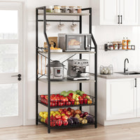 Scaffale da cucina Garvee con 5 ripiani, 2 cestelli in filo metallico, supporto da bar industriale per caffè, MDF e acciaio, 8 ganci, grigio rustico, multifunzionale per cucina