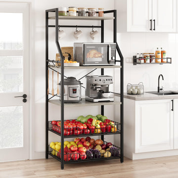 Scaffale da cucina Garvee con 5 ripiani, 2 cestelli in filo metallico, supporto da bar industriale per caffè, MDF e acciaio, 8 ganci, grigio rustico, multifunzionale per cucina