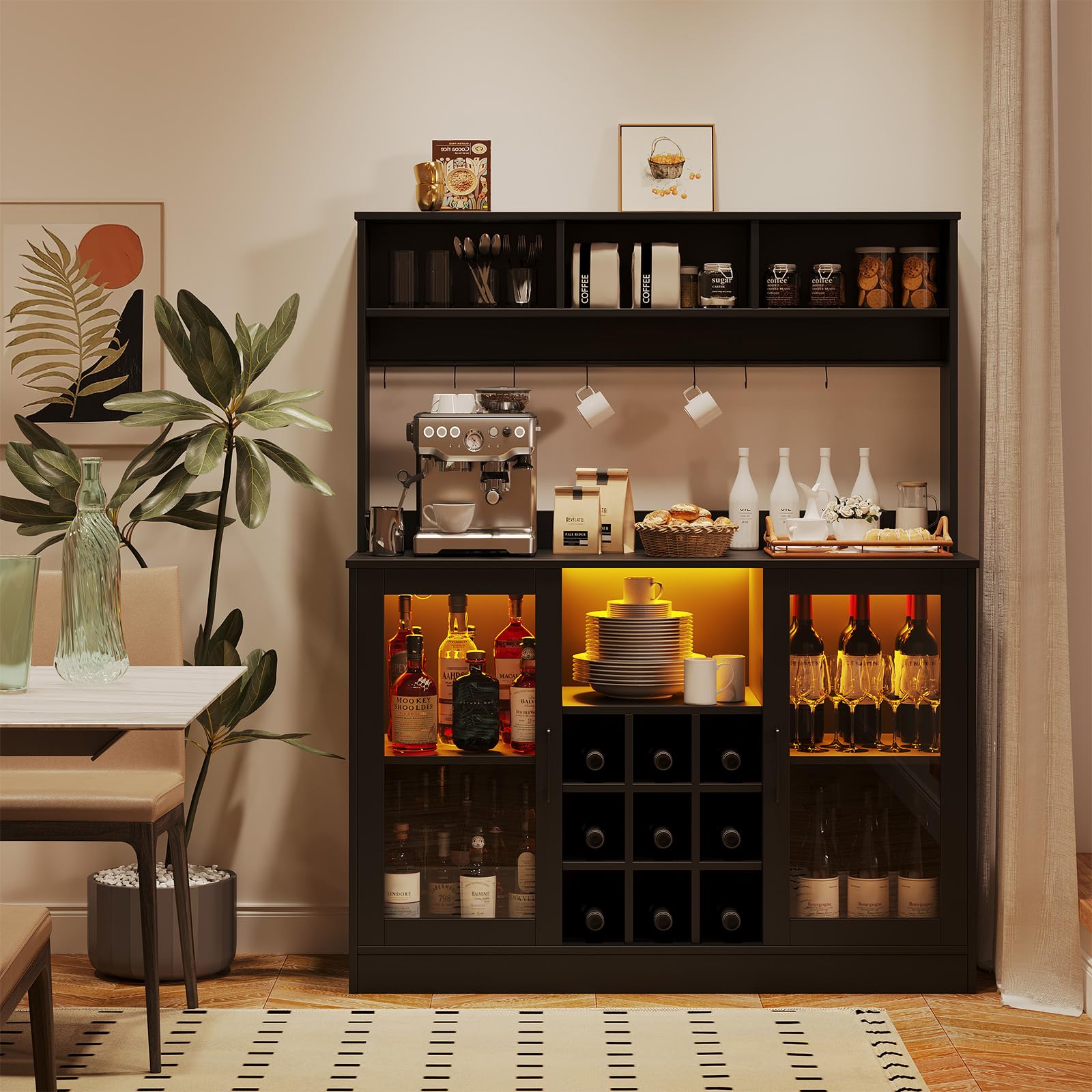 Mobile bar per vino Garvee con luce LED e presa, 9 portabottiglie e 6 ganci, in truciolato, per cucina e soggiorno, ripiano regolabile, design moderno