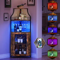 Mobile bar angolare Garvee per liquori con ripiani regolabili, 61 pollici, stile industriale, MDF e metallo, porta a rete, porta bicchieri, indipendente, cucina e soggiorno