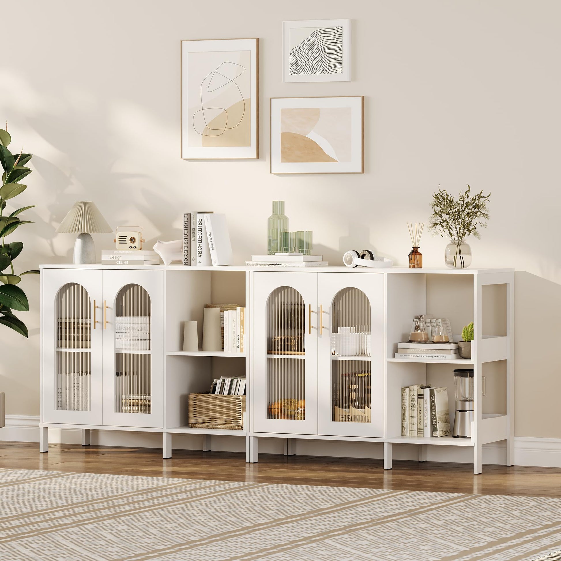 Credenza Garvee Buffet con ante in vetro, ripiani regolabili, MDF 3C, vetro, maniglie in metallo, bianco moderno, per soggiorno e sala da pranzo