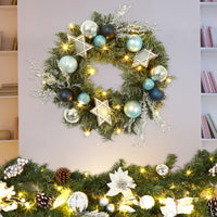 Ghirlanda natalizia Garvee da 18 pollici con 15 luci LED, PVC verde da 45 cm, stella bianca a sei punte, palline di Natale blu, anello di metallo per porta, parete, camino