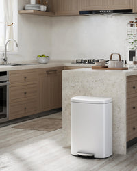 Pattumiera da cucina in metallo Garvee da 13 galloni/50 litri con coperchio, chiusura ammortizzata, pedale per cucine e uffici, bianca, maniglia ergonomica, compatta