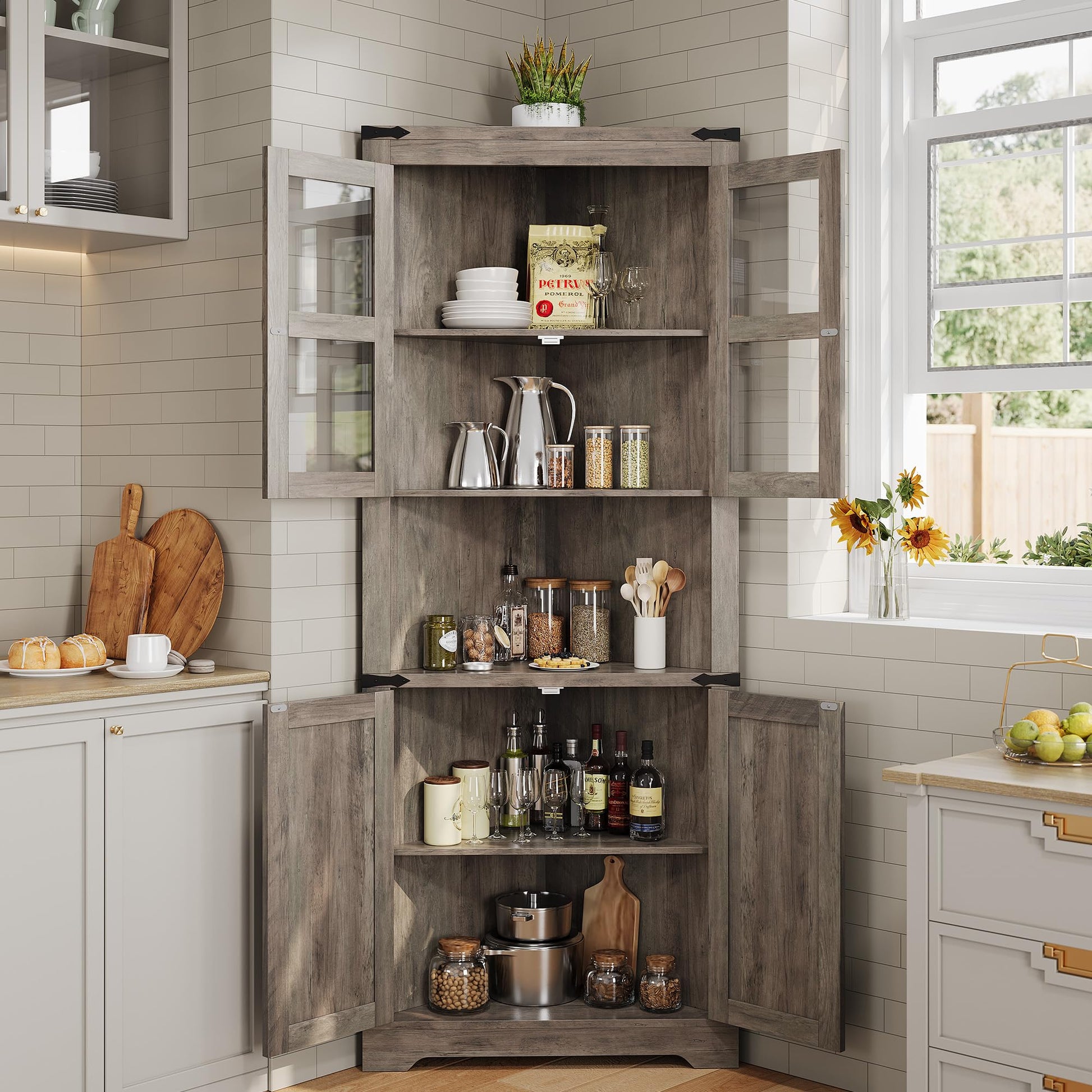 Mobiletto angolare alto Garvee in stile rustico con anta in vetro e ripiani regolabili per soggiorno e cucina, in legno impermeabile, salvaspazio, stabile, triangolare, bianco