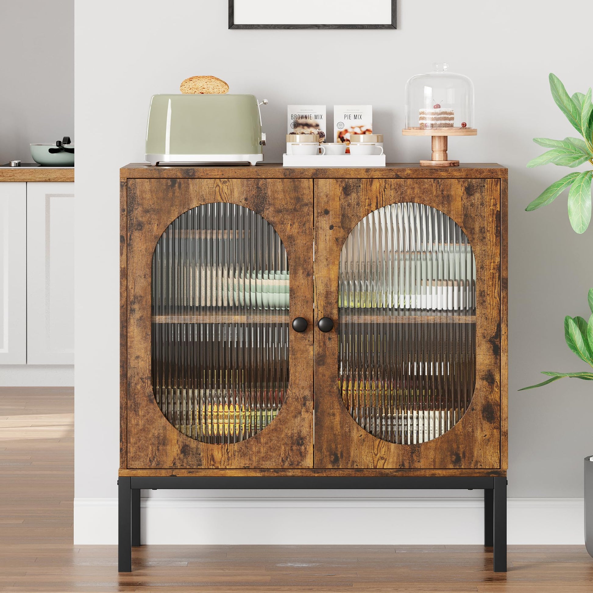 Credenza Garvee da 31'' con frontale in vetro e ripiano regolabile per soggiorno e cucina, marrone rustico
