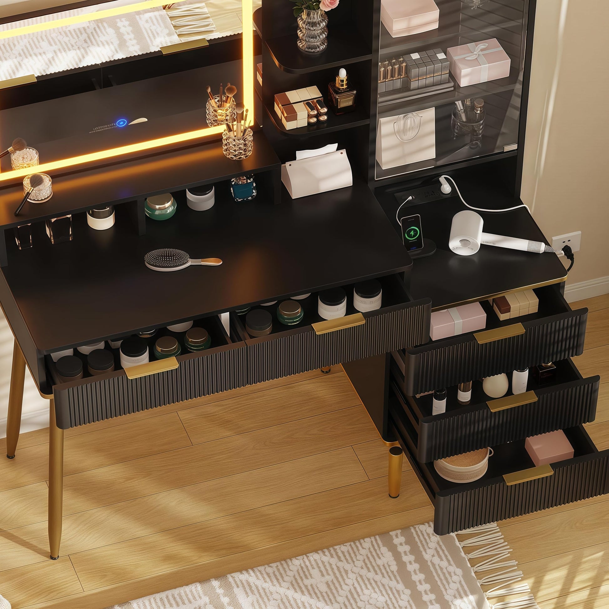 Tavolo da toeletta Garvee Fluted con specchio e luce LED, 5 cassetti, stazione di ricarica USB, nero-oro, camera da letto, 45 pollici