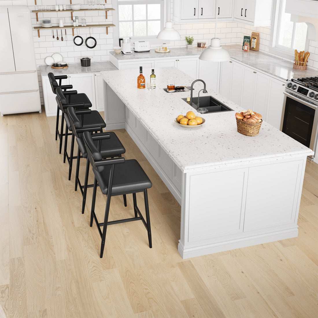 Set di 2 sgabelli da bar Garvee con braccioli, imbottiti, seduta ampia, struttura in metallo, poggiapiedi, nero rustico, per isola cucina, comfort moderno