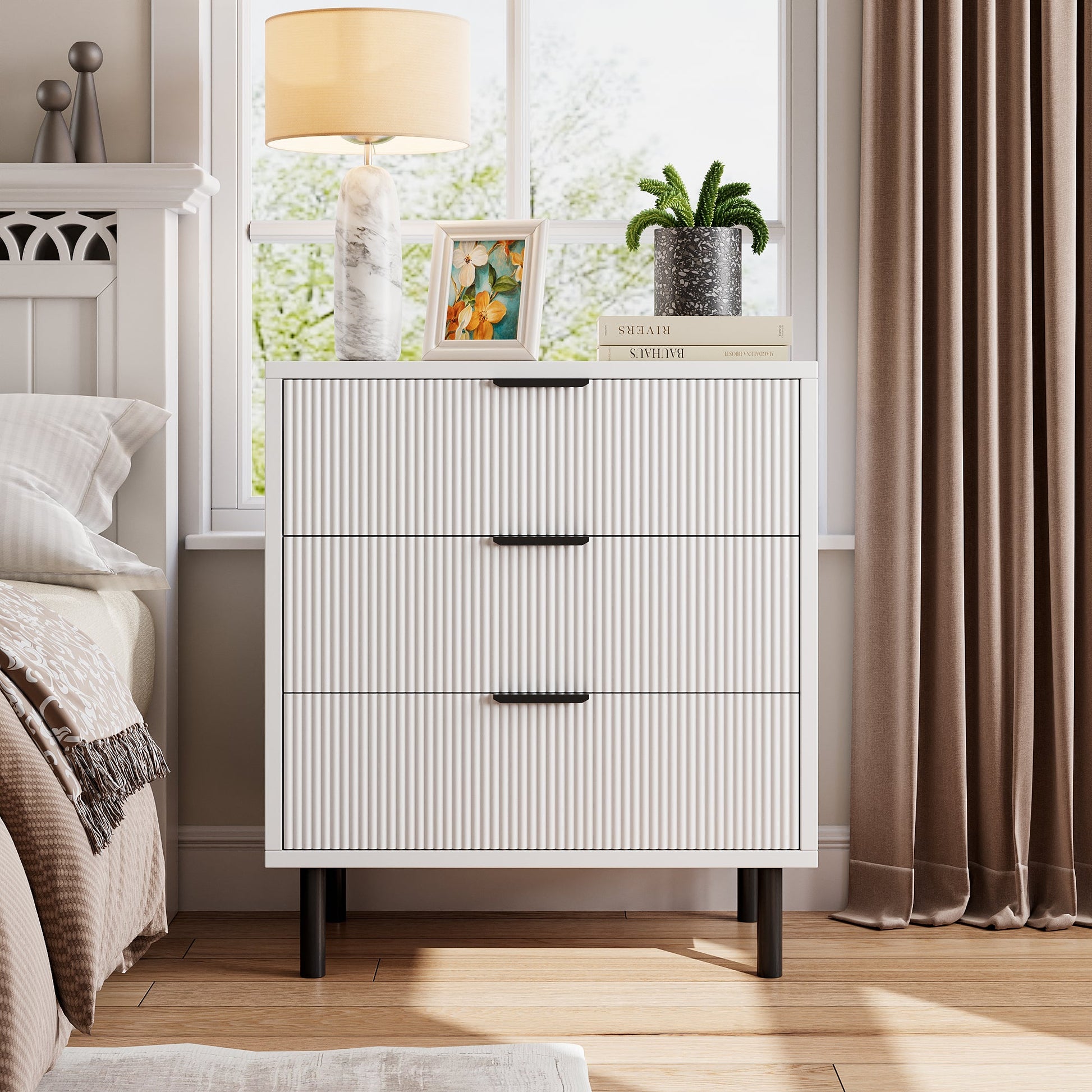 Cassettiera Garvee Fluted a 3 cassetti con gambe in metallo, protezione antiribaltamento, camera da letto, 27,6x15,7x29,9 pollici, bianco